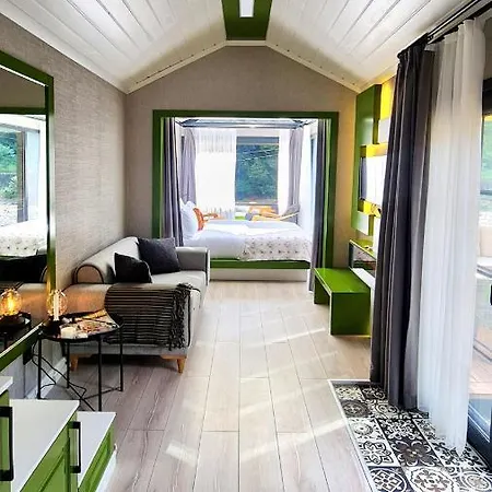 River Side Tinyhouse Hotel